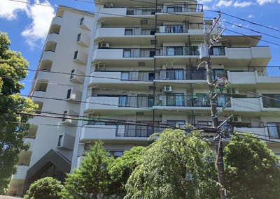 【外観】 | コスモ相模原スカイエッセ | ＲＣ造、Reinforced Concreteは直訳すると補強されたコンクリートです。主に柱や梁・床・壁が鉄筋とコンクリートで構成おり、鉄筋を組んだ型枠にコンクリートを流し込んで固めたものを指します。