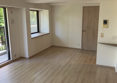 【居間・リビング】 | コスモ相模原スカイエッセ | 直線タイプはLとDKを一直線に並べた形で対面キッチンのタイプです。一般的なのでよく見かけるかもしれません。直線タイプに似た直接アイランドタイプは、キッチンとダイニングの間に壁がない分広く感じられます。