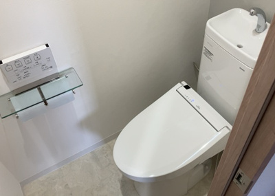 【トイレ】 | コスモ相模原スカイエッセ | トイレは大きさや形、機能、抗菌性などが異なる多種多彩なタイプが各メーカーから出ています。それぞれに良さがあるため、事前にどういったタイプのトイレがいいのかをご家庭内で決めて、内見に行くといいでしょう。