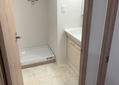 【脱衣所】 | コスモ相模原スカイエッセ | 洗面脱衣所は「体を綺麗に整える場所」という目的と役割を持っています。そして便利で使い勝手のいい「体を綺麗に整える場所」にするためには、配置や動線、照明や収納計画をしっかりと検討しておく必要があります。