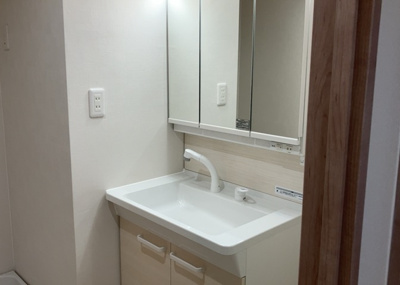 【独立洗面台】 | コスモ相模原スカイエッセ | 洗面化粧台では顔を洗ったり、身だしなみを整えることが本来の使い方ですが、用途によっては洗面化粧台に求められる機能が違ってくるため、ご自身や家族のライフスタイルに合ったものを選ぶことをおすすめ致します。