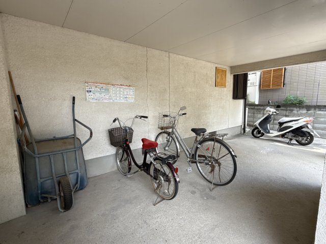 日の出コーポの駐車場