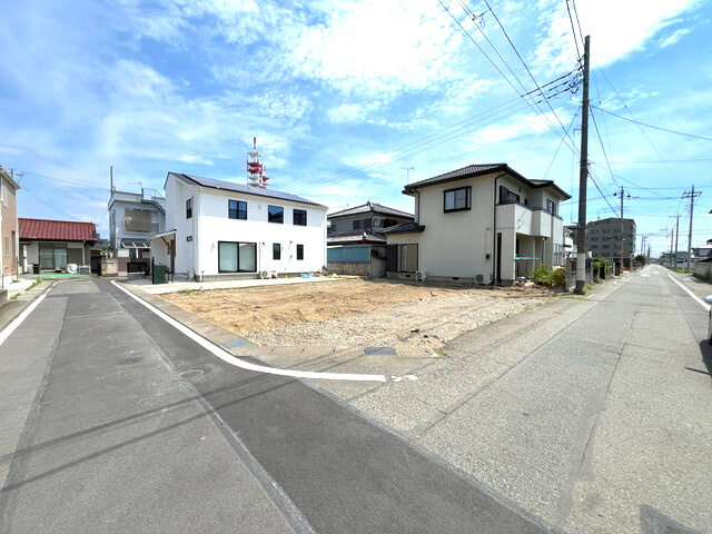 ハートフルタウン 前橋市西片貝町１丁目293番　Ａ号棟の前面道路含む現地写真|角地の整形地で陽当たり良好です！前面道路も広々していて開放的な立地です☆