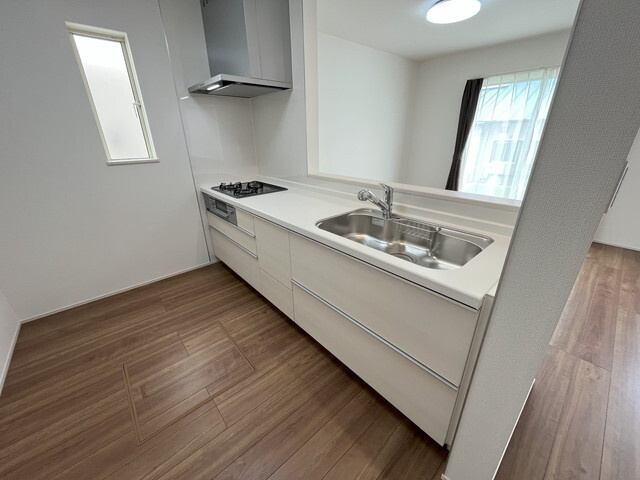 ハートフルタウン 前橋市西片貝町１丁目293番　Ａ号棟のキッチン|人気のカウンターキッチン採用です☆
コンロも３口ご用意しています！調理スペースも広くストレスなくお料理できます。
浄水器つきなので美味しいお水も飲めますよ♪