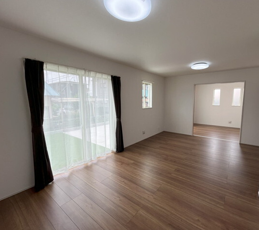 ハートフルタウン 前橋市西片貝町１丁目293番　Ａ号棟の居間・リビング|ゆったり過ごせる16帖のリビングです♪人気の対面式キッチンを配した空間はお好みの家具も合わせやすく、家族がくつろぐ快適な空間造りをサポート。窓からは明るい陽光が差し込みます。