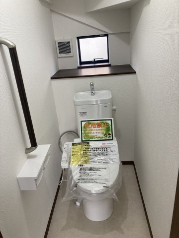 ハートフルタウン 前橋市西片貝町１丁目293番　Ａ号棟のトイレ|1階トイレです。清潔感のある白を基調としています。
温水洗浄・便座暖房機能の付いた快適なトイレです☆