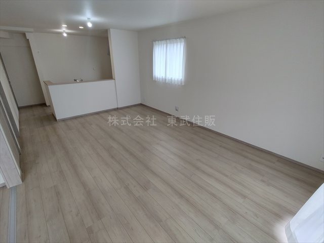 【居間・リビング】 | 狭山市東三ツ木5期　全2棟　B号棟 | 開放感があり日当たり良好です