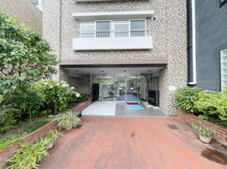 【エントランス】 | お客様を、そして住人を出迎えてくれるマンションのエントランス。ゴミが落ちていないことからも、管理状態の良さや住民の節度の高さが見て取れます。～即日のご見学可能～　お問合せはお気軽にどうぞ。