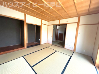 【和室】 | 揖斐川町清水築８年中古住宅5LDK！木のぬくもりを感じるお家です♪2間続きの和室！2階に洗面あり！ | 揖斐川町清水築８年中古住宅5LDK！木のぬくもりを感じるお家です♪2間続きの和室！2階に洗面あり！