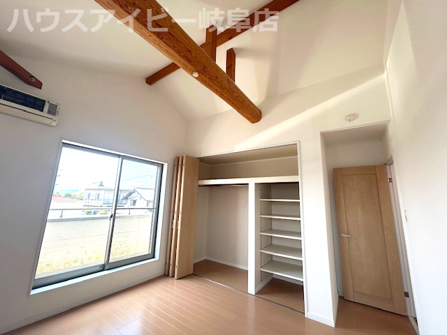 揖斐川町清水築８年中古住宅5LDK！木のぬくもりを感じるお家です♪2間続きの和室！2階に洗面あり！の洋室|揖斐川町清水築８年中古住宅5LDK！木のぬくもりを感じるお家です♪2間続きの和室！2階に洗面あり！