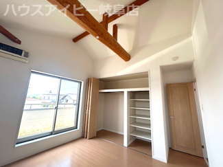 【洋室】 | 揖斐川町清水築８年中古住宅5LDK！木のぬくもりを感じるお家です♪2間続きの和室！2階に洗面あり！ | 揖斐川町清水築８年中古住宅5LDK！木のぬくもりを感じるお家です♪2間続きの和室！2階に洗面あり！