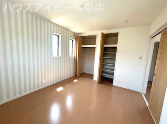 【洋室】 | 揖斐川町清水築８年中古住宅5LDK！木のぬくもりを感じるお家です♪2間続きの和室！2階に洗面あり！ | 揖斐川町清水築８年中古住宅5LDK！木のぬくもりを感じるお家です♪2間続きの和室！2階に洗面あり！