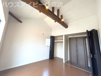 【洋室】 | 揖斐川町清水築８年中古住宅5LDK！木のぬくもりを感じるお家です♪2間続きの和室！2階に洗面あり！ | 揖斐川町清水築８年中古住宅5LDK！木のぬくもりを感じるお家です♪2間続きの和室！2階に洗面あり！