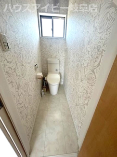 【トイレ】 | 揖斐川町清水築８年中古住宅5LDK！木のぬくもりを感じるお家です♪2間続きの和室！2階に洗面あり！ | 揖斐川町清水築８年中古住宅5LDK！木のぬくもりを感じるお家です♪2間続きの和室！2階に洗面あり！