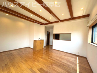 【居間・リビング】 | 揖斐川町清水築８年中古住宅5LDK！木のぬくもりを感じるお家です♪2間続きの和室！2階に洗面あり！ | 揖斐川町清水築８年中古住宅5LDK！木のぬくもりを感じるお家です♪2間続きの和室！2階に洗面あり！