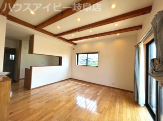 【居間・リビング】 | 揖斐川町清水築８年中古住宅5LDK！木のぬくもりを感じるお家です♪2間続きの和室！2階に洗面あり！ | 揖斐川町清水築８年中古住宅5LDK！木のぬくもりを感じるお家です♪2間続きの和室！2階に洗面あり！