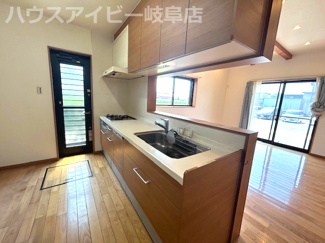 【キッチン】 | 揖斐川町清水築８年中古住宅5LDK！木のぬくもりを感じるお家です♪2間続きの和室！2階に洗面あり！ | 揖斐川町清水築８年中古住宅5LDK！木のぬくもりを感じるお家です♪2間続きの和室！2階に洗面あり！