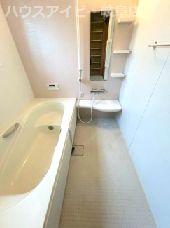 【浴室】 | 揖斐川町清水築８年中古住宅5LDK！木のぬくもりを感じるお家です♪2間続きの和室！2階に洗面あり！ | 揖斐川町清水築８年中古住宅5LDK！木のぬくもりを感じるお家です♪2間続きの和室！2階に洗面あり！