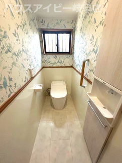 【トイレ】 | 揖斐川町清水築８年中古住宅5LDK！木のぬくもりを感じるお家です♪2間続きの和室！2階に洗面あり！ | 揖斐川町清水築８年中古住宅5LDK！木のぬくもりを感じるお家です♪2間続きの和室！2階に洗面あり！