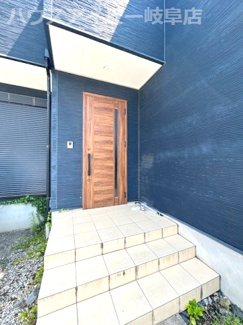 【玄関】 | 揖斐川町清水築８年中古住宅5LDK！木のぬくもりを感じるお家です♪2間続きの和室！2階に洗面あり！ | 揖斐川町清水築８年中古住宅5LDK！木のぬくもりを感じるお家です♪2間続きの和室！2階に洗面あり！