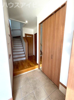 【玄関】 | 揖斐川町清水築８年中古住宅5LDK！木のぬくもりを感じるお家です♪2間続きの和室！2階に洗面あり！ | 揖斐川町清水築８年中古住宅5LDK！木のぬくもりを感じるお家です♪2間続きの和室！2階に洗面あり！