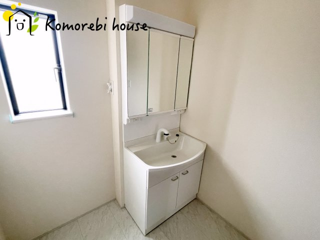 北足立郡伊奈町西小針1丁目131番　新築一戸建て　ハートフルタウン　Bの独立洗面台|独立洗面化粧台付き