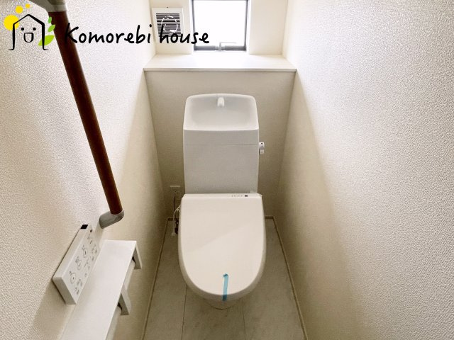 北足立郡伊奈町西小針1丁目131番　新築一戸建て　ハートフルタウン　Bのトイレ|落ち着いたトイレです