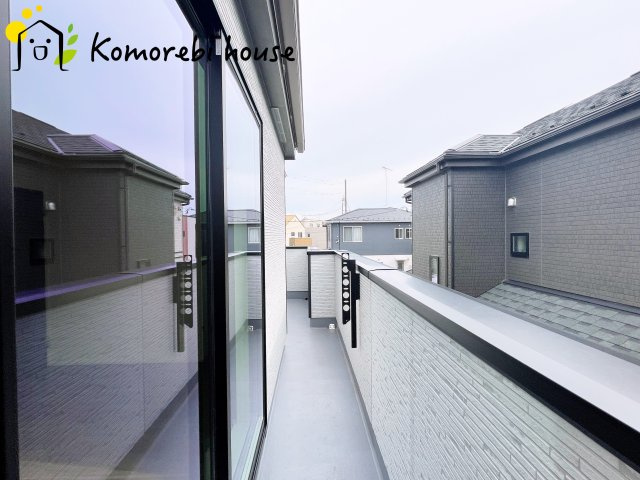 北足立郡伊奈町西小針1丁目131番　新築一戸建て　ハートフルタウン　Bのバルコニー|お洗濯にも便利なバルコニー付き