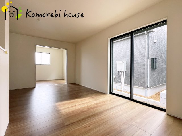 北足立郡伊奈町西小針1丁目131番　新築一戸建て　ハートフルタウン　Bの居間・リビング|こちらのリビングで趣味の時間をお楽しみください