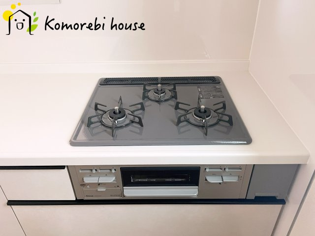 北足立郡伊奈町西小針1丁目131番　新築一戸建て　ハートフルタウン　Bのキッチン|コンパクトなキッチンで掃除もラクラク