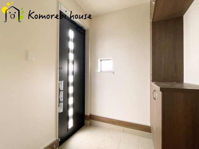 北足立郡伊奈町西小針1丁目131番　新築一戸建て　ハートフルタウン　Bの玄関|収納もある玄関です