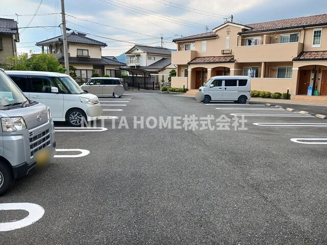 アーバン　レジデンスの駐車場|敷地内に駐車場があります(^^)