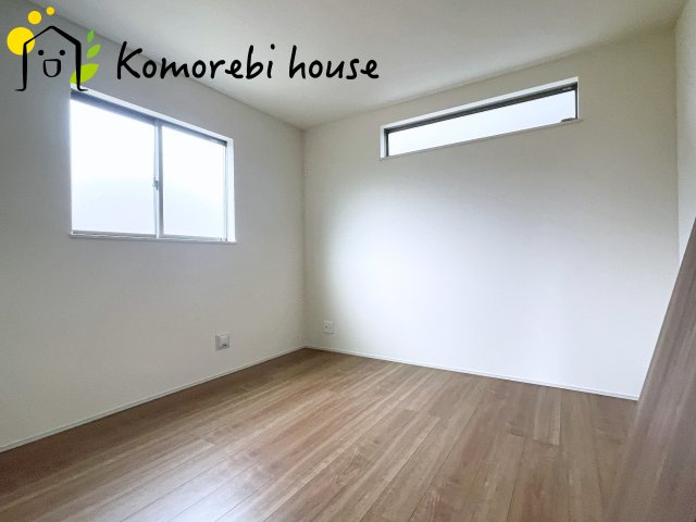 北足立郡伊奈町西小針1丁目131番　新築一戸建て　ハートフルタウン　Eの洋室|1階には6.25帖の洋室もございます！帰りの遅いご主人様がくつろげるお部屋としても、ご両親が泊まりに来た時の客間としてもいいですね♪