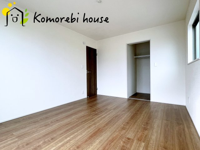 北足立郡伊奈町西小針1丁目131番　新築一戸建て　ハートフルタウン　Eの寝室|ウォークインクローゼット付きでしっかり収納可能！収納が広いと身支度もスムーズになりますね♪