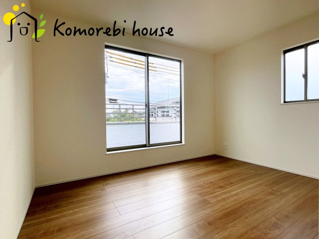 北足立郡伊奈町西小針1丁目131番　新築一戸建て　ハートフルタウン　Eの洋室|2面採光で明るい洋室。朝の光でしっかり目覚めて太陽でパワーチャージ！窓を開けて気持ちのいい1日の始まりです♪