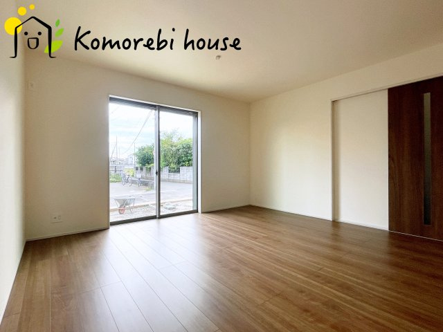 北足立郡伊奈町西小針1丁目131番　新築一戸建て　ハートフルタウン　Eの居間・リビング|落ち着いた配色の15帖LDK！リビングからご家族の帰りが確認できる間取りです♪