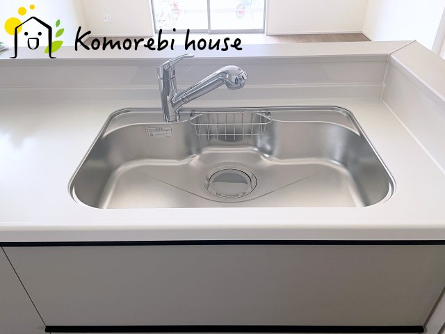 北足立郡伊奈町西小針1丁目131番　新築一戸建て　ハートフルタウン　Eのキッチン|4人分の食器も難なく片づけられる広めのシンク♪ストレスフリーで洗い物も翌日へ持ち越さなくなる生活へ♪