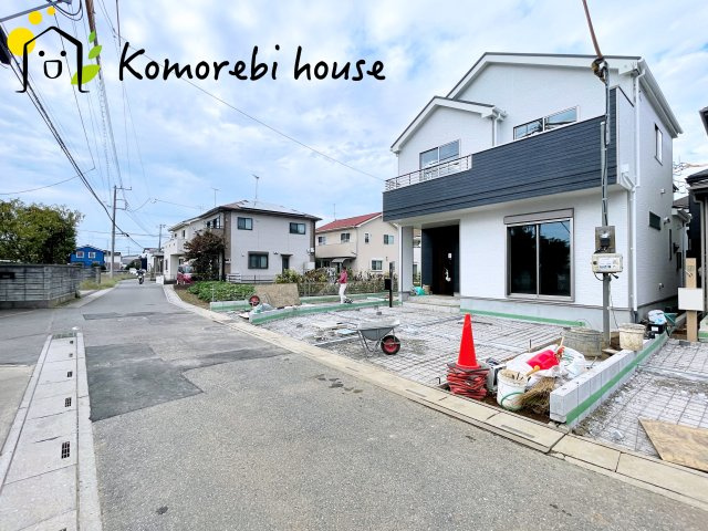 北足立郡伊奈町西小針1丁目131番　新築一戸建て　ハートフルタウン　Eの前面道路含む現地写真|出入りの際に周辺がよく見える前面道路。全6棟のコミュニティで始める新生活も安心です♪