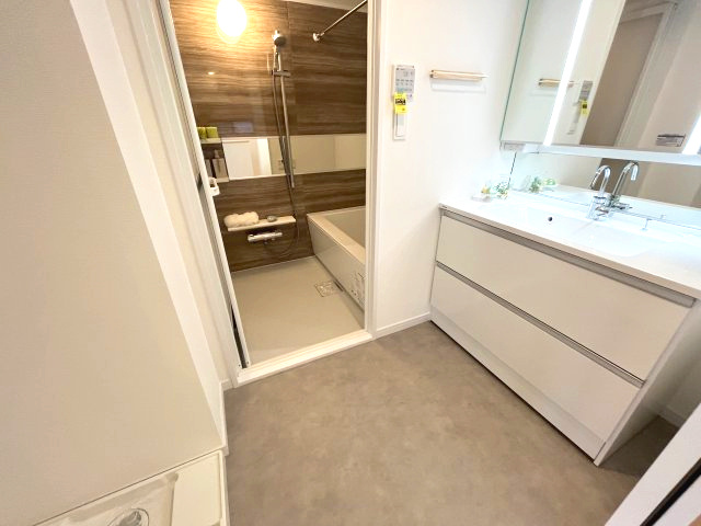 ユアコート武蔵藤沢の洗面所|明るい洗面所です