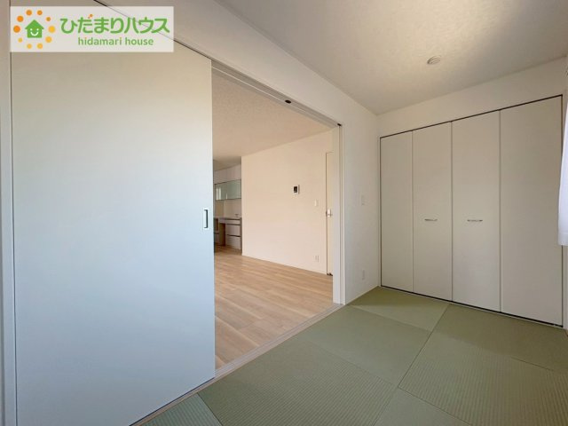 北茨城市大津町北町第12　新築戸建　1号棟の和室|扉を閉じれば来客用のお部屋として。開いて広い空間を作れば、お子様の遊び部屋として使えます！