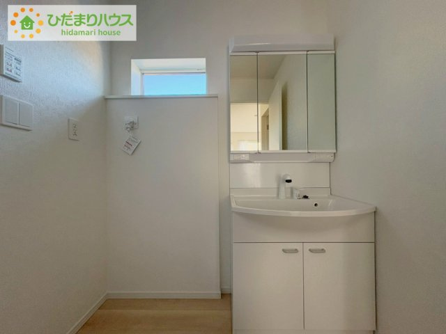 北茨城市大津町北町第12　新築戸建　1号棟の独立洗面台|三面鏡の大きな鏡は憧れます(^^♪ 鏡の後ろは収納となっていて、細かいものでも収納できるのでスッキリと整理できます！