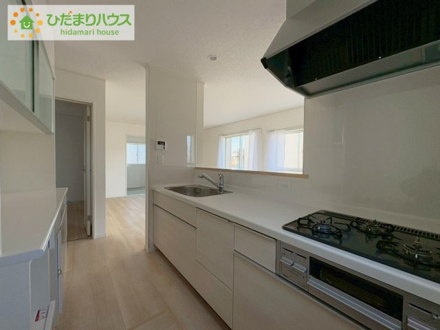 北茨城市大津町北町第12　新築戸建　1号棟のキッチン|3口コンロと収納豊富なキッチンで、ママの毎日のお料理もはかどります☆