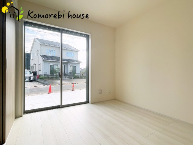 北足立郡伊奈町西小針1丁目131番　新築一戸建て　ハートフルタウン　Fの洋室|1階LDK横には4.5帖の洋室がございます！ちょっとした休憩スペースにいかがでしょうか？
陽当たりもよく日向ぼっこなんていいですね♪