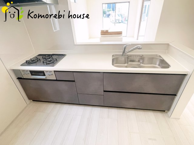 北足立郡伊奈町西小針1丁目131番　新築一戸建て　ハートフルタウン　Fのキッチン|リビング全体が見渡せる対面キッチン♪お料理中もご家族との会話が楽しめます！