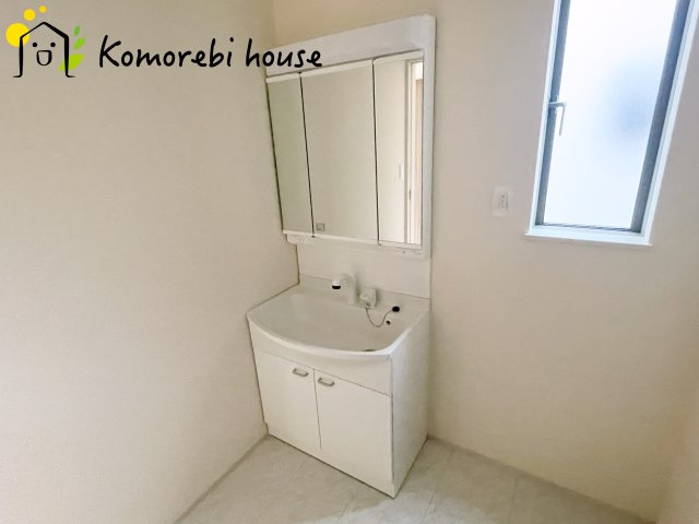 北足立郡伊奈町西小針1丁目131番　新築一戸建て　ハートフルタウン　Fの独立洗面台|シャワー付き洗面台でお掃除もスムーズに♪あそこが届かない！なんてこともありません♪