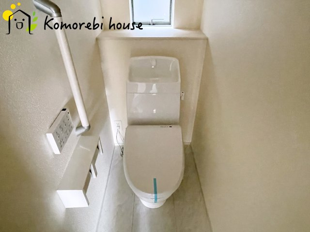 北足立郡伊奈町西小針1丁目131番　新築一戸建て　ハートフルタウン　Fのトイレ|ペーパーホルダーが2つあって嬉しいトイレ。ペーパーが切れる前に気が付ける！
手すり付きでバリアフリーに。