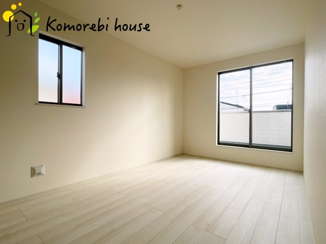 北足立郡伊奈町西小針1丁目131番　新築一戸建て　ハートフルタウン　Fの寝室|2面採光で明るい7.5帖の主寝室！広さがありご夫婦一緒におくつろぎいただけます♪
お子様が小さいうちはローベッドで川の字で寝るのもいいですね♪