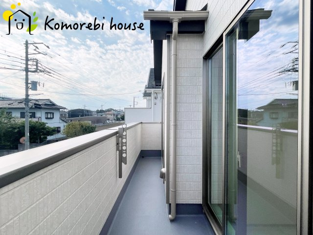 北足立郡伊奈町西小針1丁目131番　新築一戸建て　ハートフルタウン　Fのバルコニー|物干し金具付きのワイドバルコニー！二部屋から行き来できるので、取り込む際は各部屋に取り込んで各自片付ければ家事の負担も軽減です♪