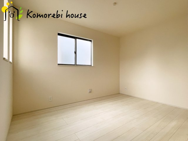 北足立郡伊奈町西小針1丁目131番　新築一戸建て　ハートフルタウン　Fの洋室|6.5帖の洋室は2面採光で明るい空間。大きな家具を置いても余裕があります♪