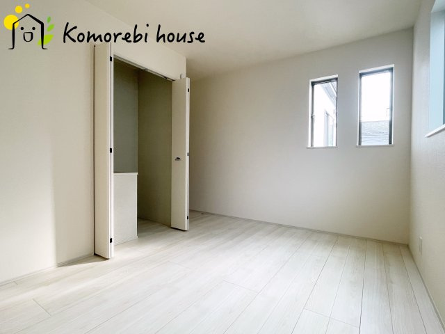 北足立郡伊奈町西小針1丁目131番　新築一戸建て　ハートフルタウン　Fの洋室|ふたつ並んだ窓がかわいらしい印象の洋室♪収納もしっかりついている間取りです♪